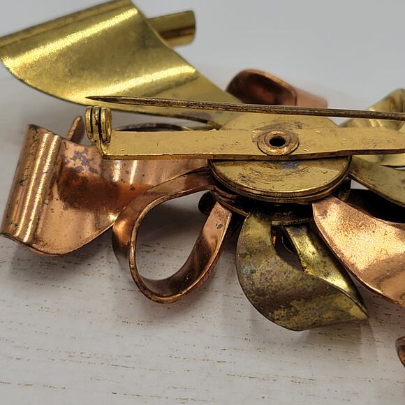 Vintage Two Tone Copper & Gold Ribbon Flower Brooch Pin Yellow Faux Pearl Stone - Picture 4 of 12